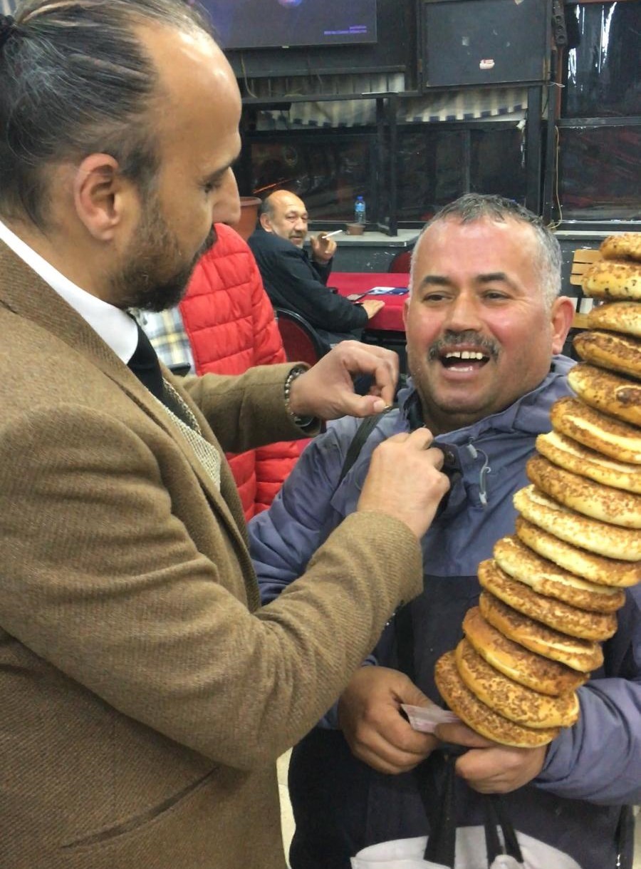 SİYASİ PARTİLERİN BELEDİYE BAŞKAN ADAYLARI, SEÇİM KAMPANYALARINDA DESTEKÇİ KAZANMAK İÇİN KIYASIYA MÜCADELE VERİRKEN, AYDIN'IN EFELER İLÇESİNDEKİ UYANIK SİMİTÇİ, HARÇLIĞI KİMDEN KAPARSA İBREYİ O YÖNE ÇEVİRİYOR. (UĞUR ESER/AYDIN-İHA)
Siyasi partilerin belediye başkan adayları, seçim kampanyalarında destekçi kazanmak için kıyasıya mücadele verirken, Aydın'ın Efeler ilçesindeki uyanık simitçi, harçlığı kimden alırsa ibreyi o yöne çeviriyor.