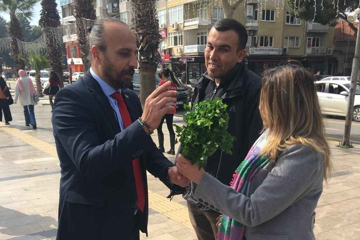 Aydın Büyükşehir Belediyesi Başkan Adayı Hüseyin TURGUT, 8 Mart’ta Karanfil Yerine Maydanoz Dağıttı